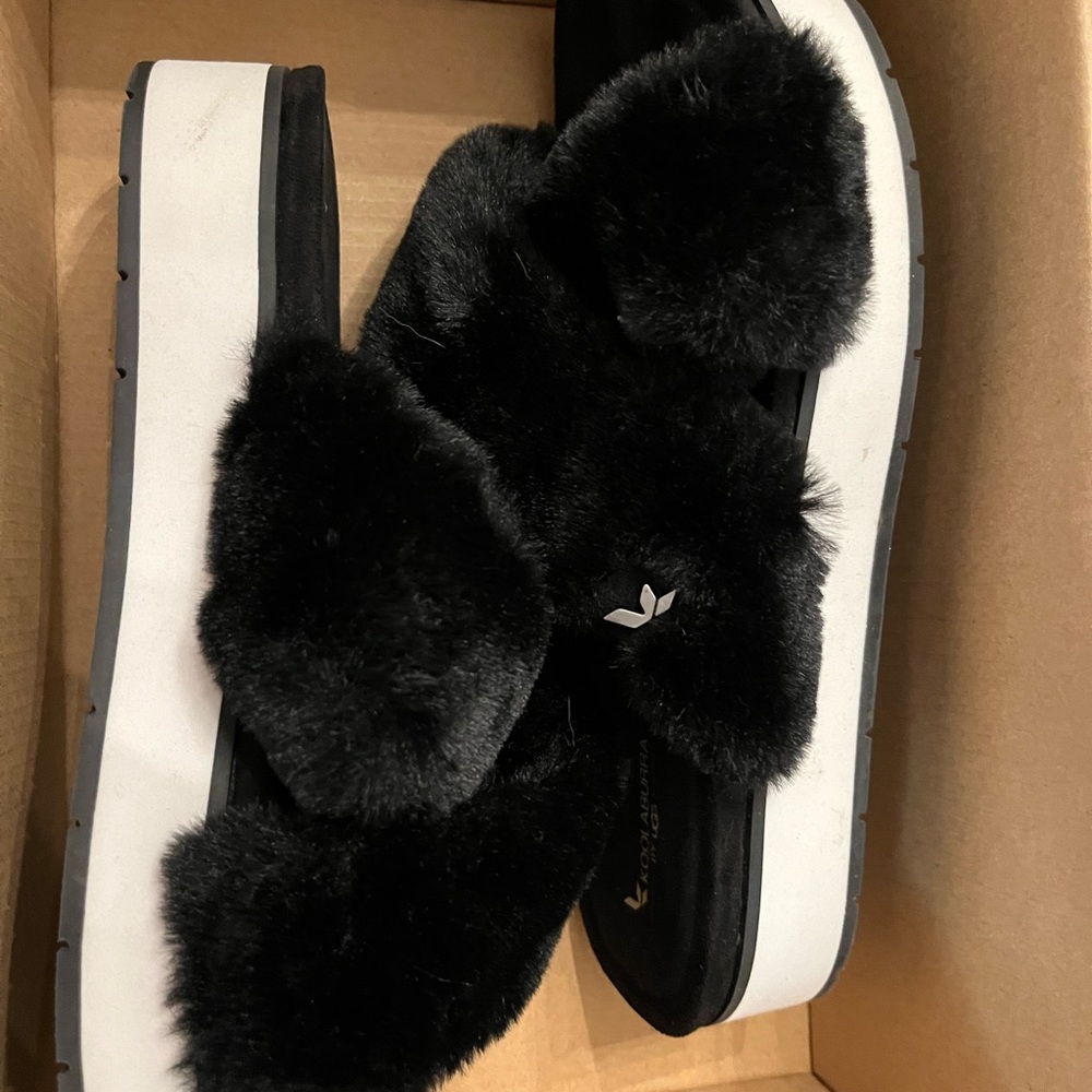 Kookaburra by Ugg Roubie Fuzzies size 7, black
